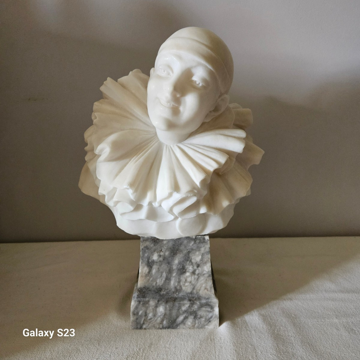 Pierrot souriant. Sculpture en albâtre Alberto Currini 41 cm
