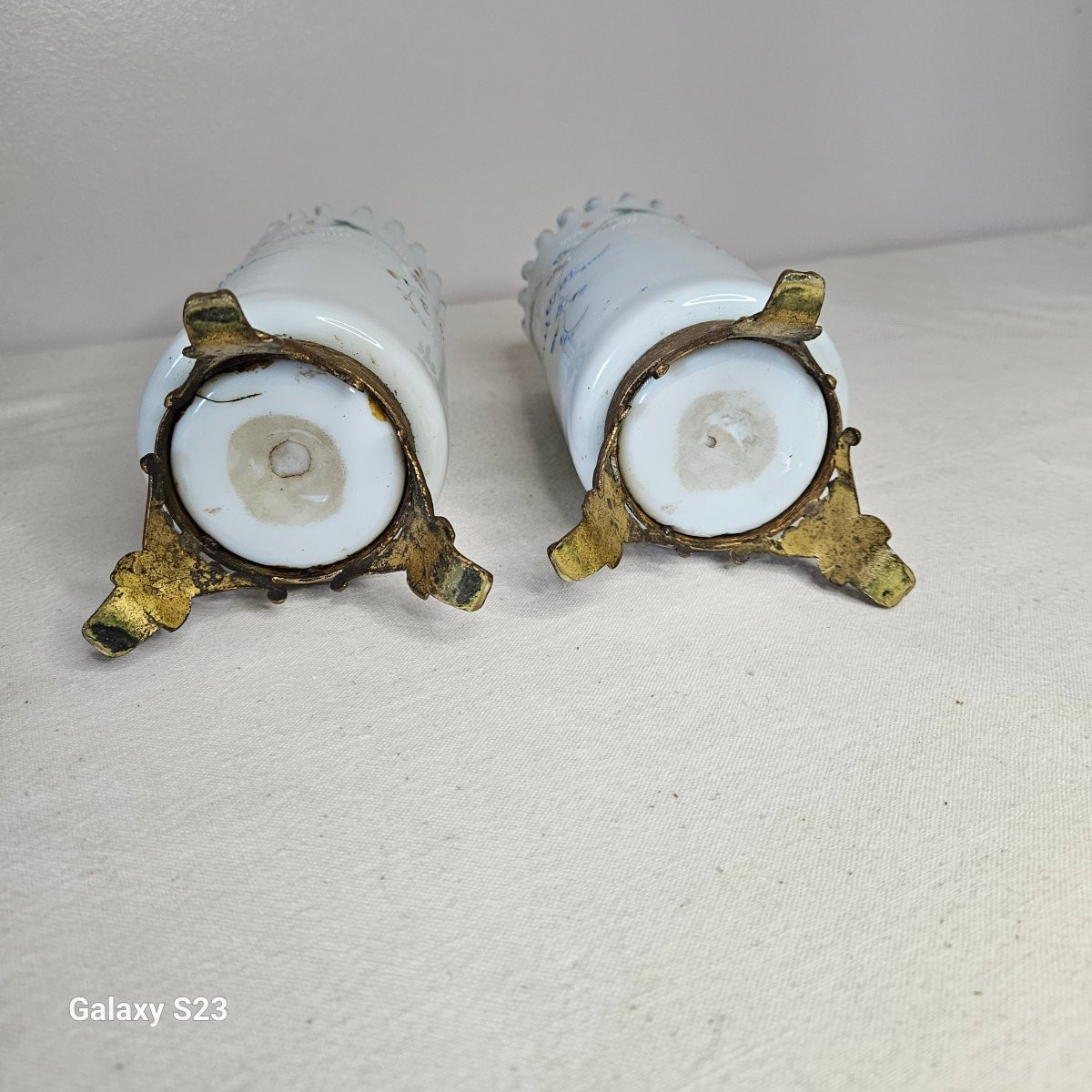 Paire de vases rouleau en opaline émaillée piètement en laiton doré-photo-2
