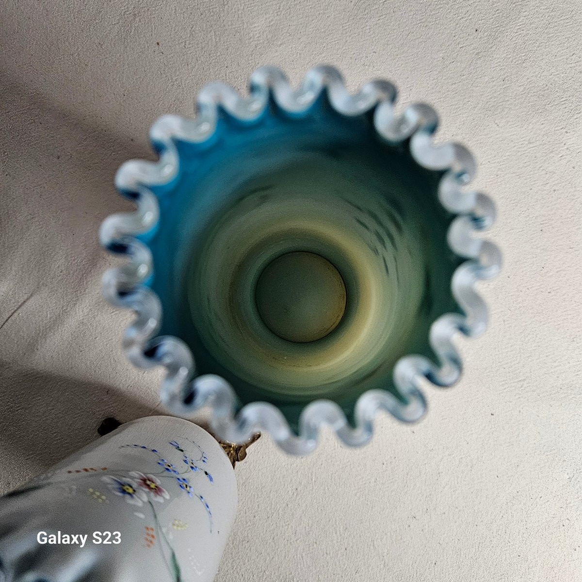 Paire de vases rouleau en opaline émaillée piètement en laiton doré-photo-3
