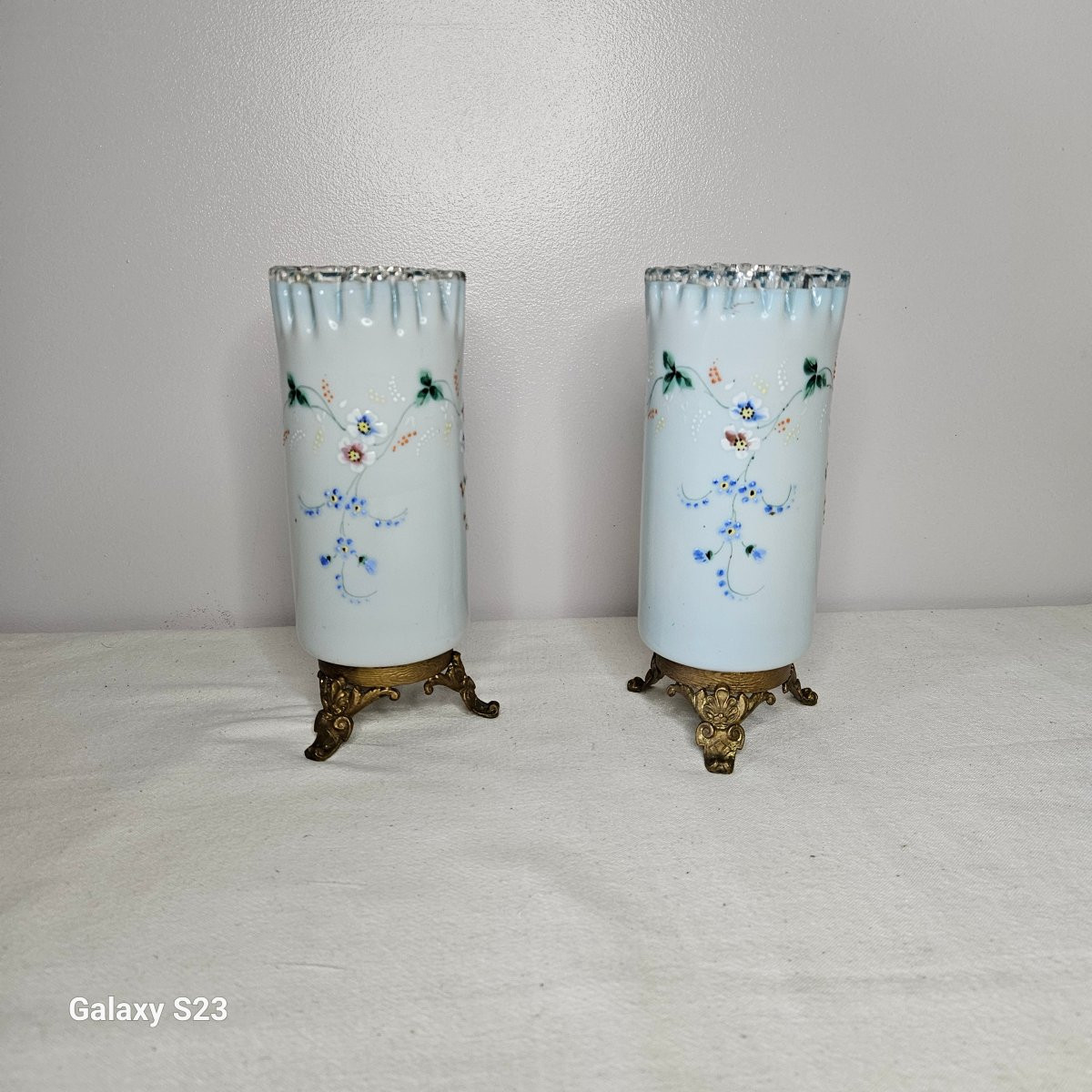 Paire de vases rouleau en opaline émaillée piètement en laiton doré-photo-1