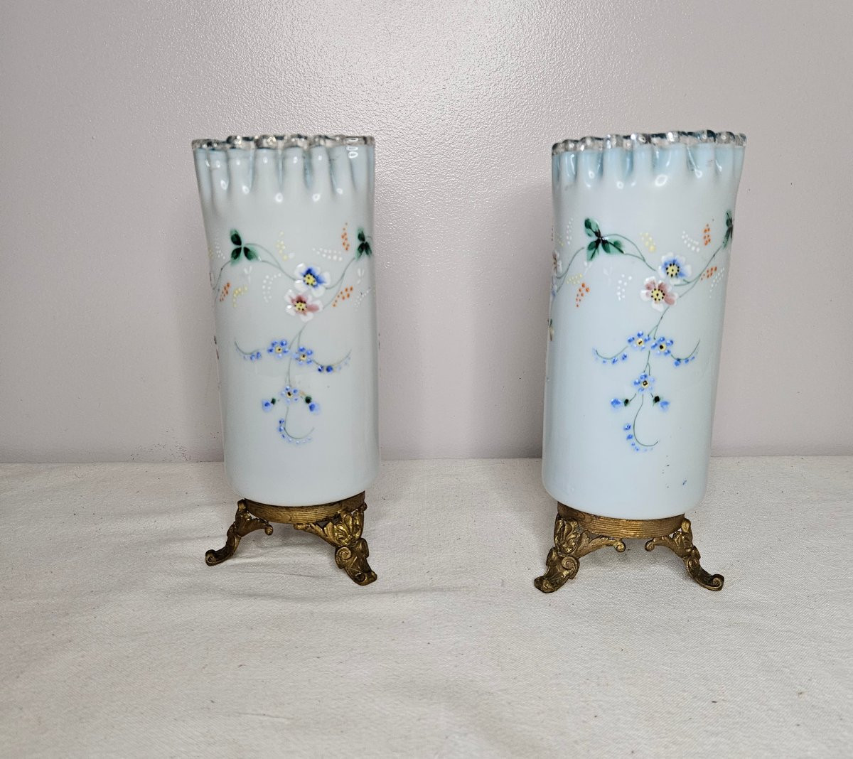 Paire de vases rouleau en opaline émaillée piètement en laiton doré-photo-2
