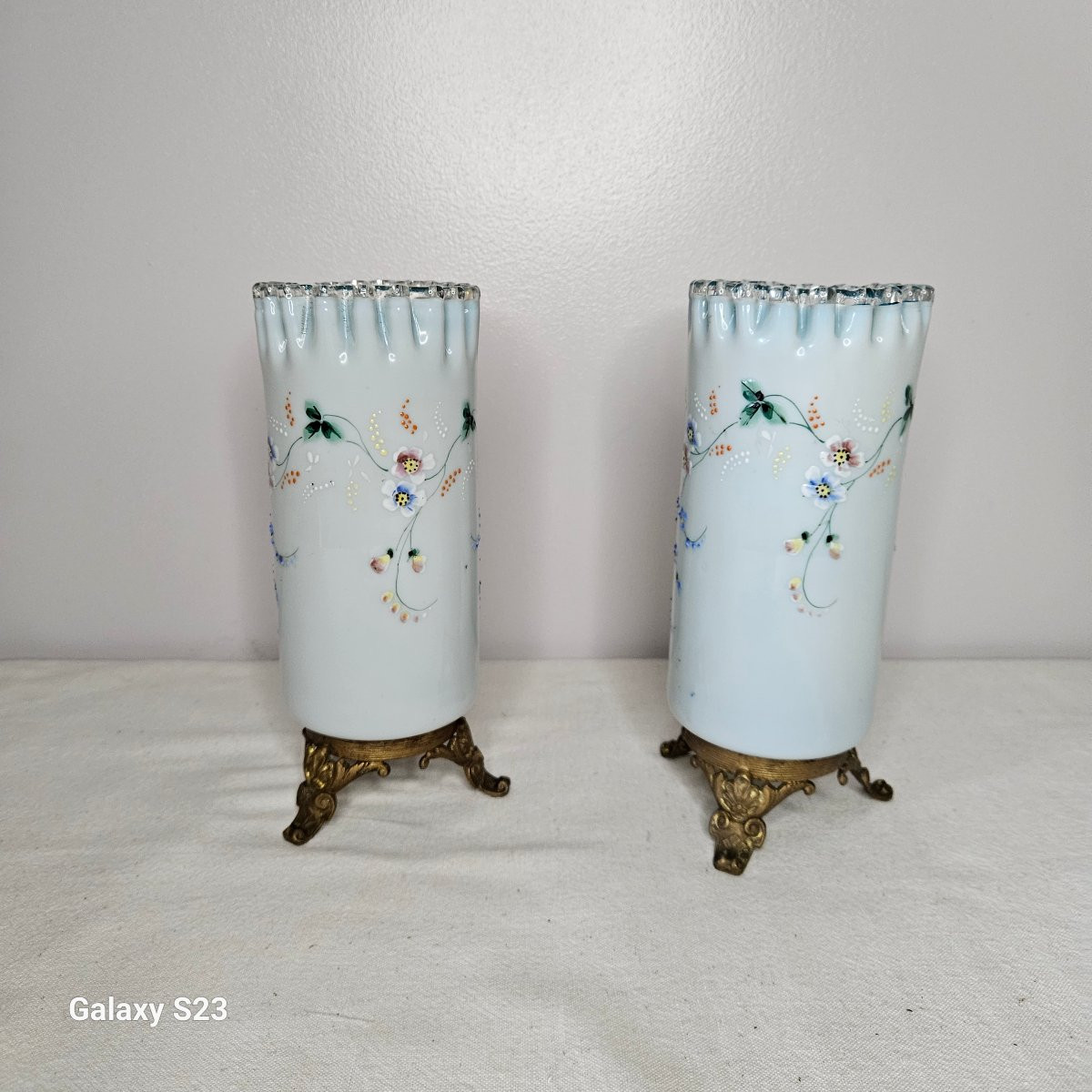 Paire de vases rouleau en opaline émaillée piètement en laiton doré-photo-3