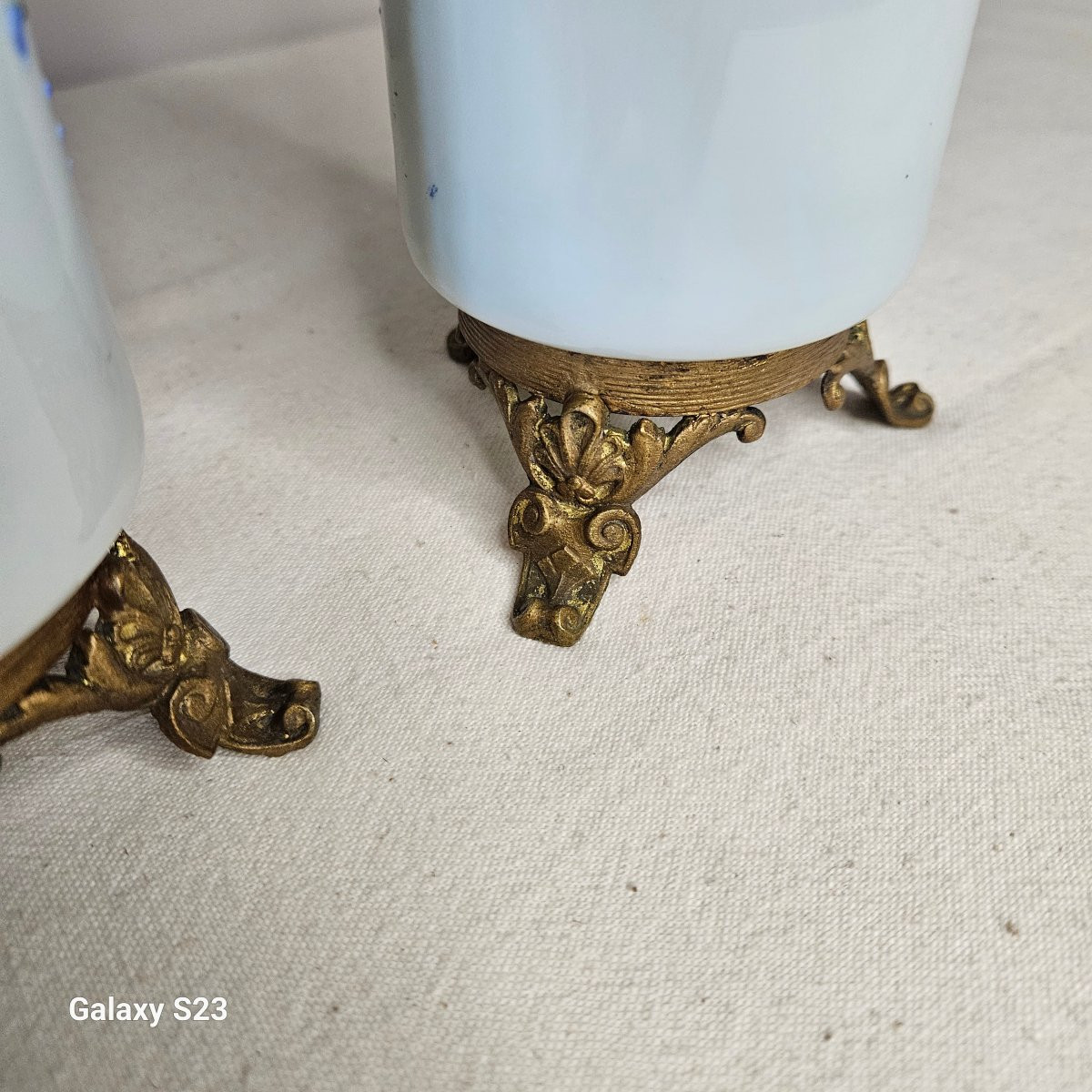 Paire de vases rouleau en opaline émaillée piètement en laiton doré-photo-5