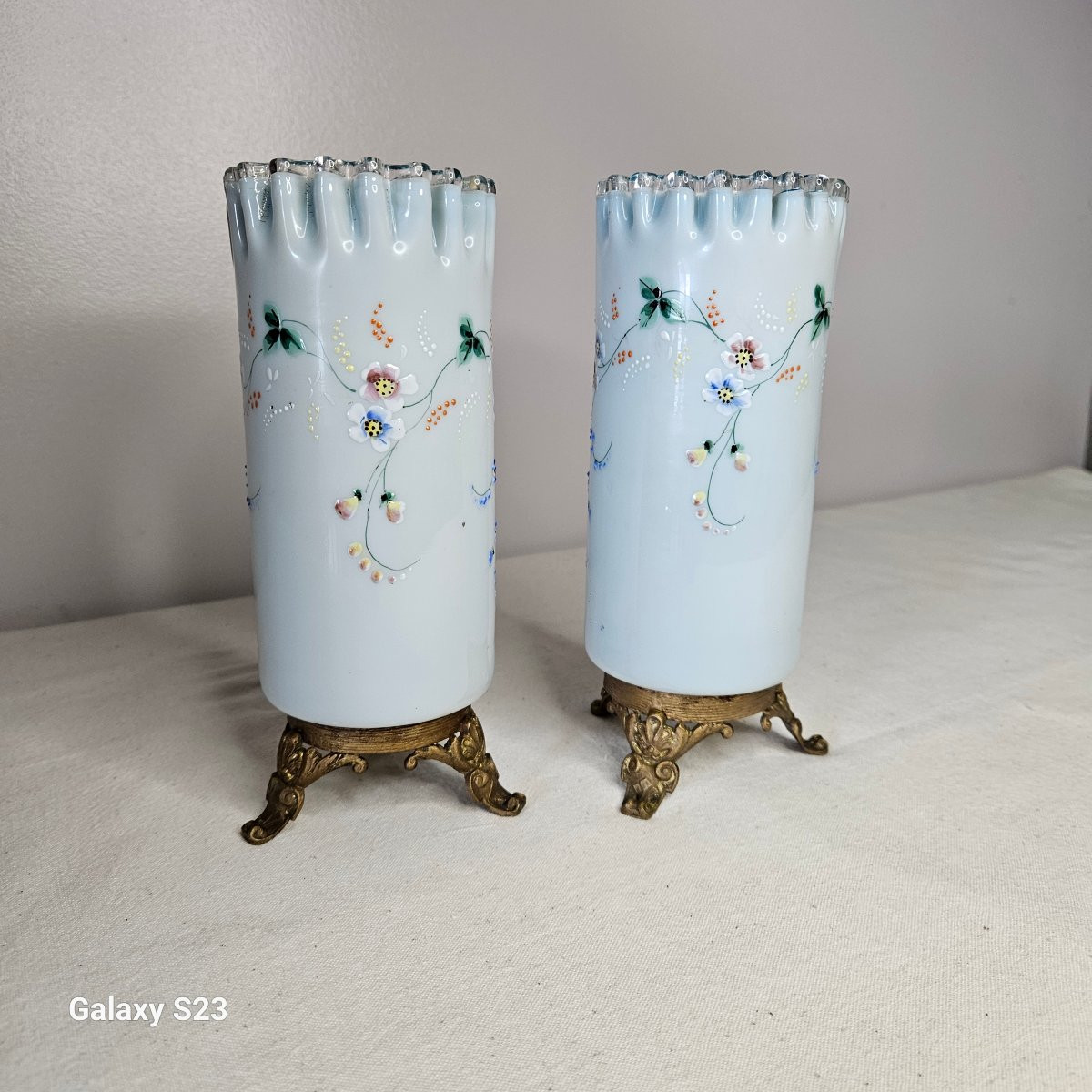 Paire de vases rouleau en opaline émaillée piètement en laiton doré-photo-6