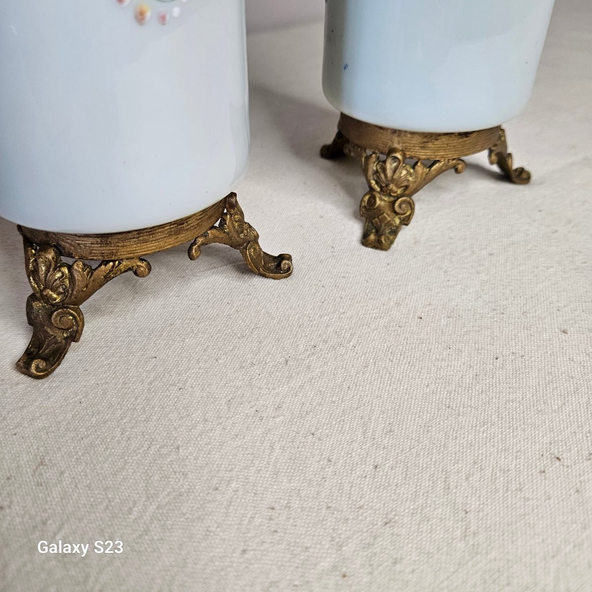 Paire de vases rouleau en opaline émaillée piètement en laiton doré-photo-7