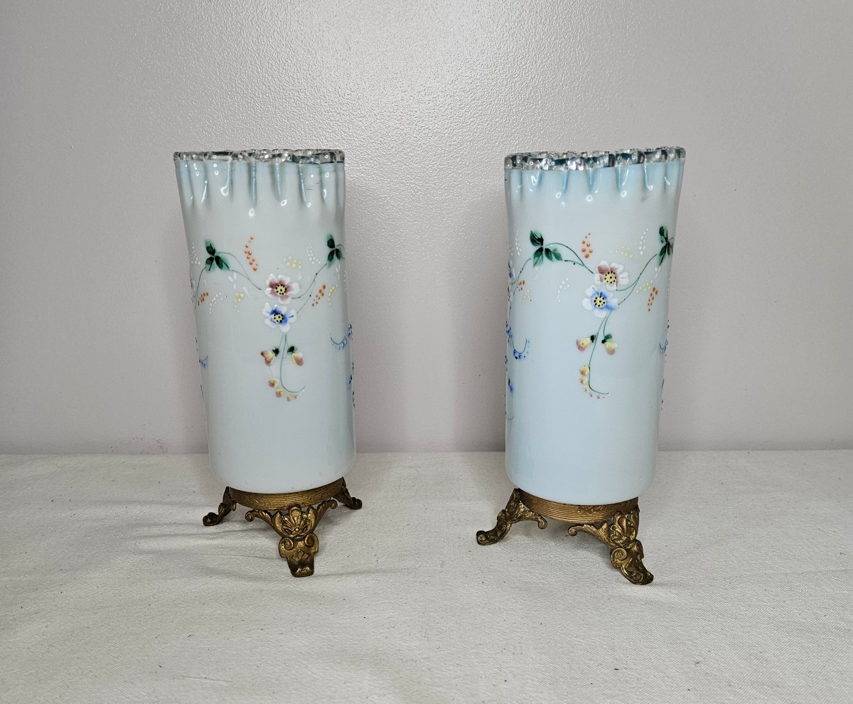 Paire de vases rouleau en opaline émaillée piètement en laiton doré