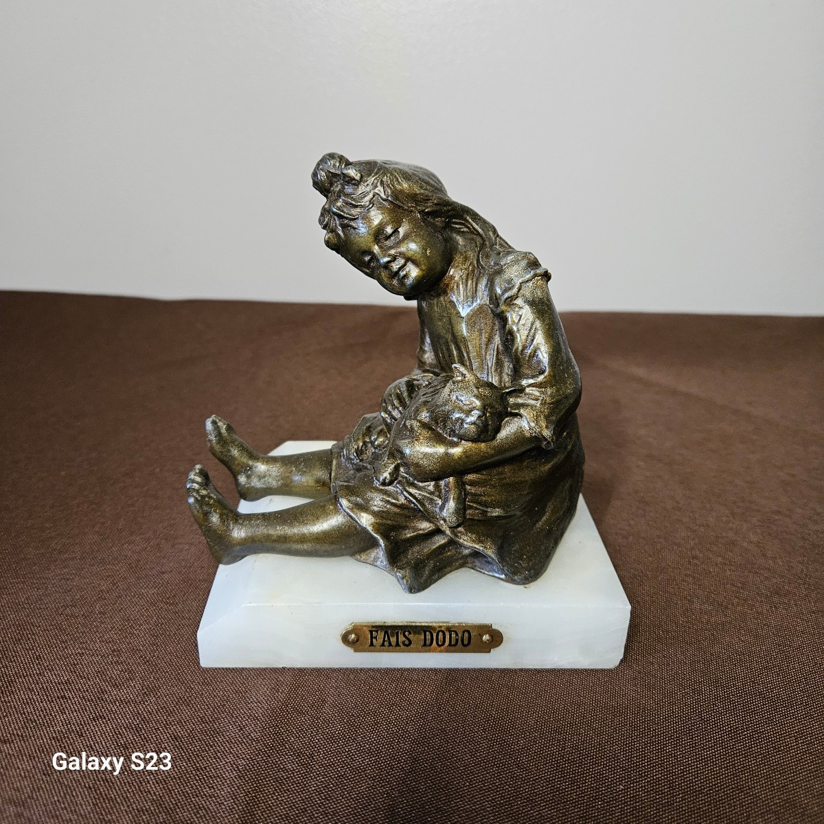 Sculpture en régule petite fille et son chat début 20ème 