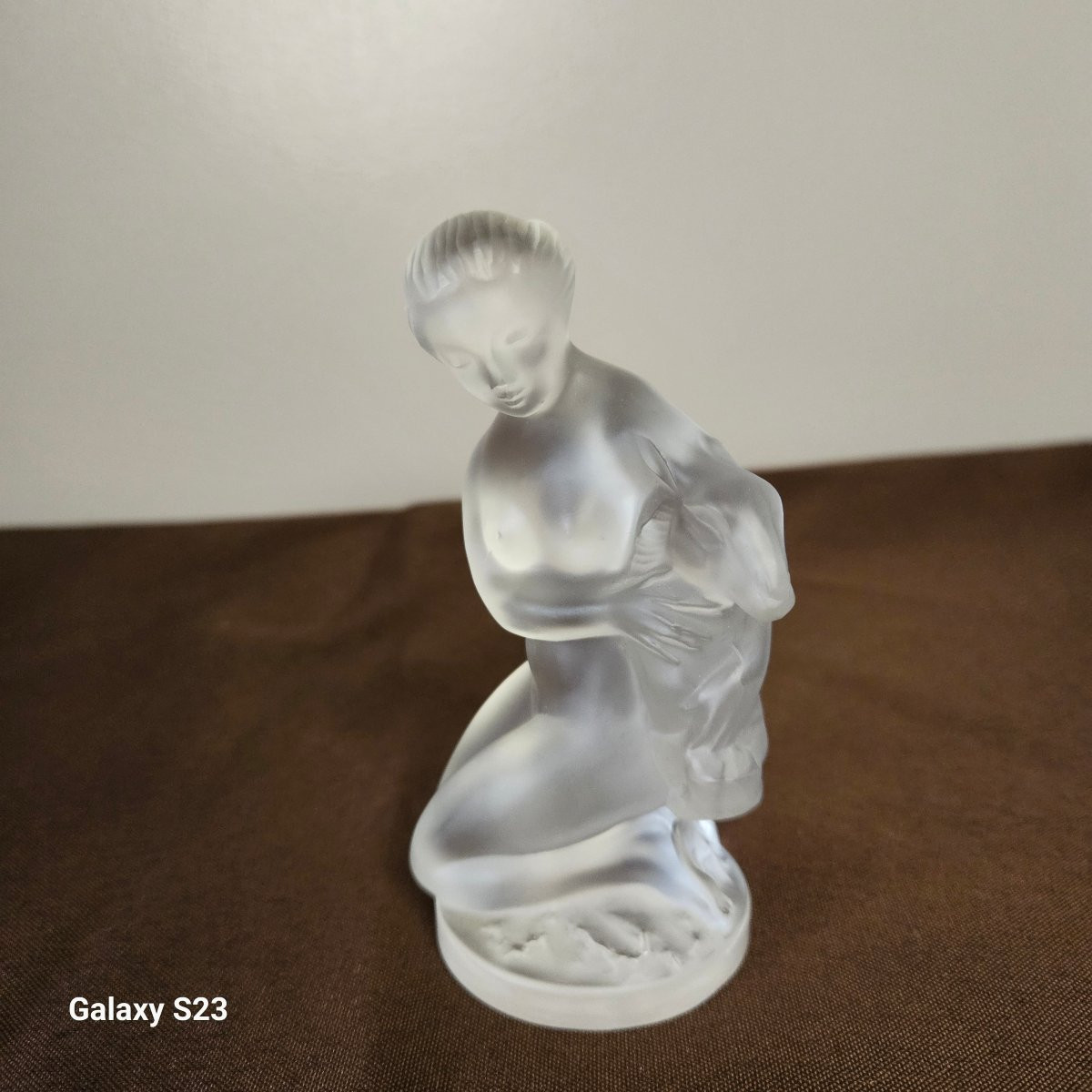Lalique France Statuette Petite sculpture Femme à l'agneau.-photo-1