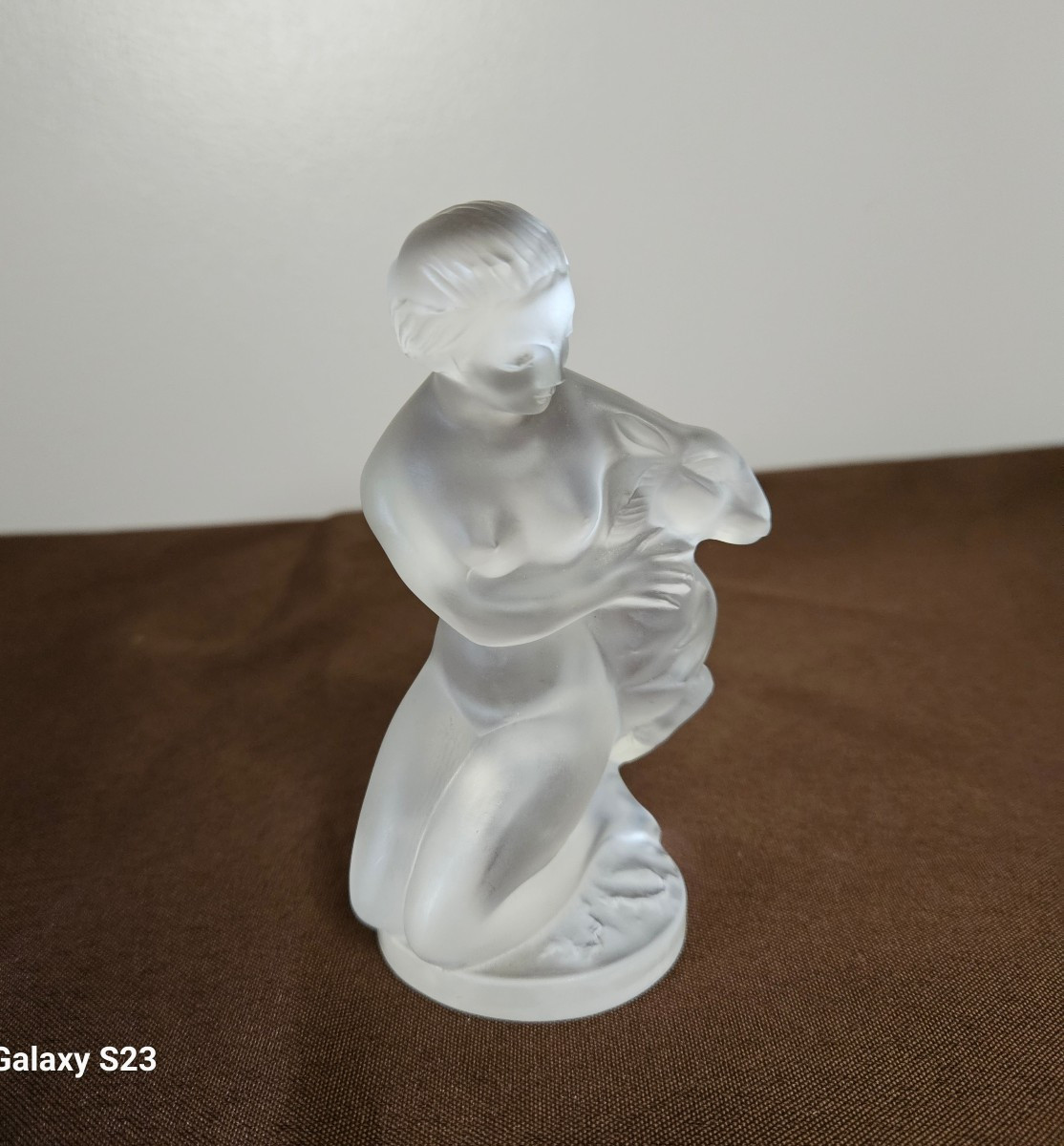 Lalique France Statuette Petite sculpture Femme à l'agneau.