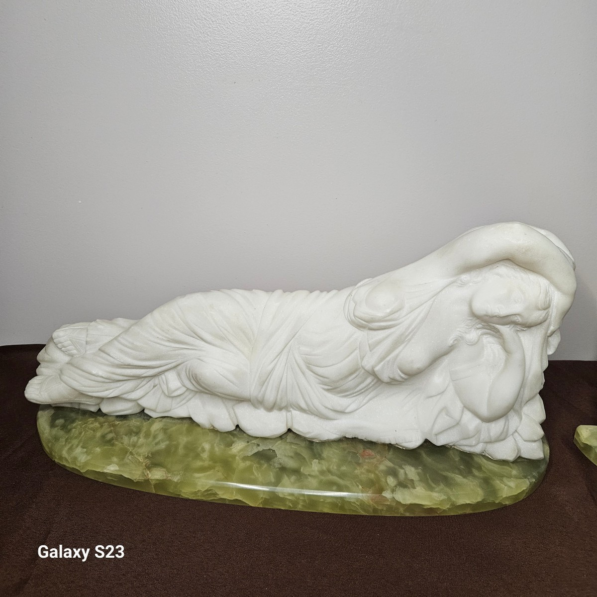 Paire De Sculptures Hauts-reliefs En Marbre De Carrare Et Onyx Vert - The Sleeping Nymphs-photo-2