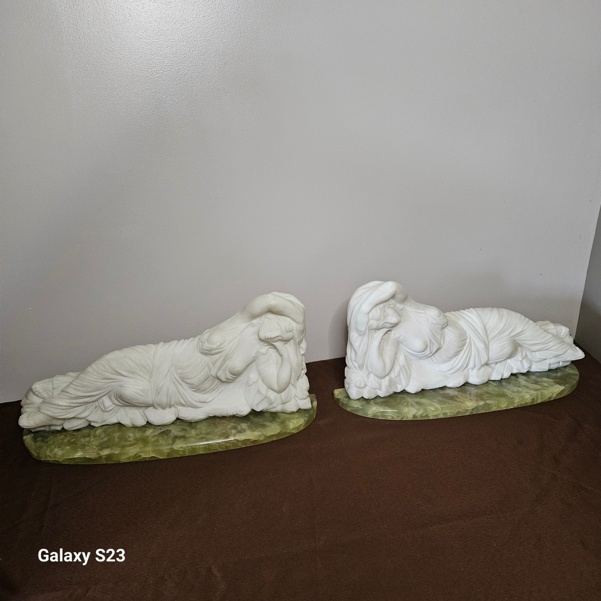 Paire De Sculptures Hauts-reliefs En Marbre De Carrare Et Onyx Vert - The Sleeping Nymphs