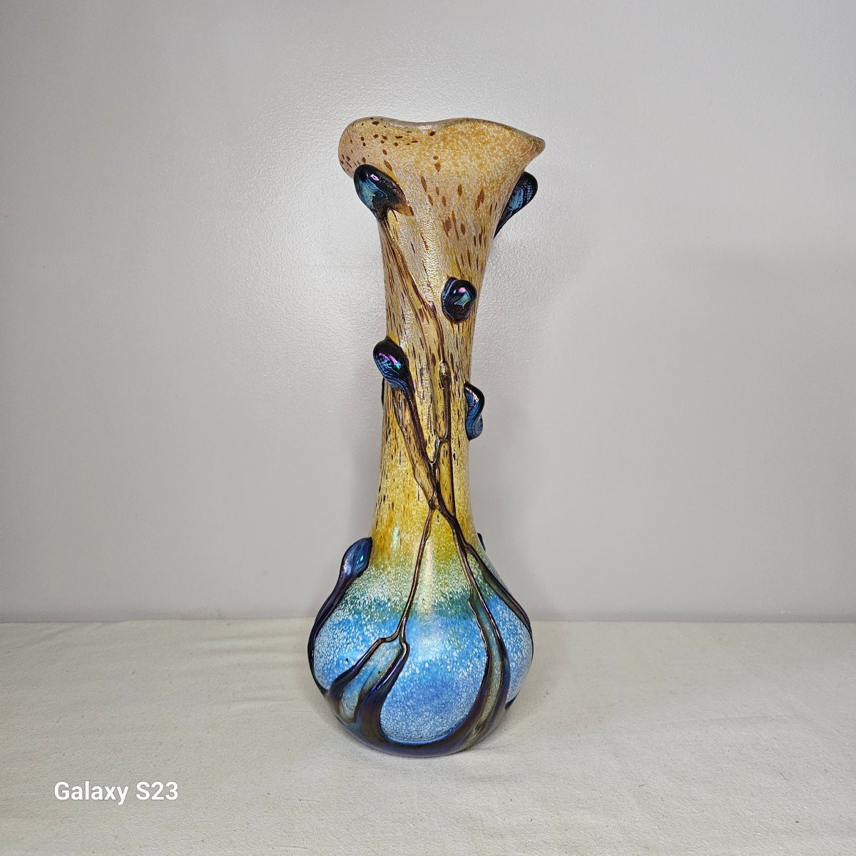 Michèle Luzoro Vase en verre soufflé multicouche avec applications à chaud. Hauteur 38 cm-photo-1