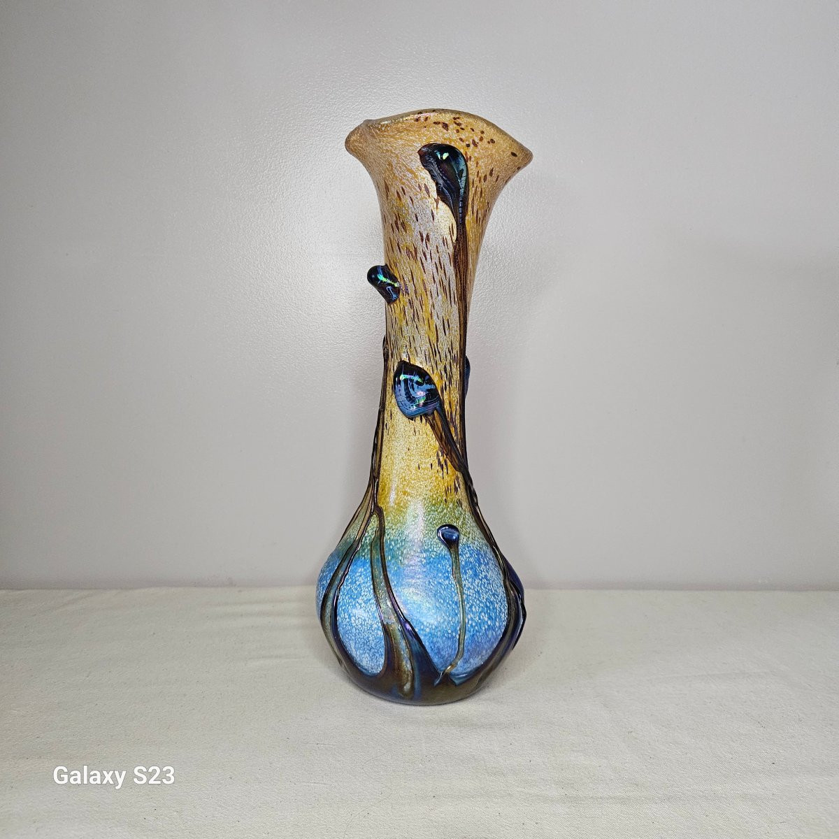 Michèle Luzoro Vase en verre soufflé multicouche avec applications à chaud. Hauteur 38 cm-photo-2