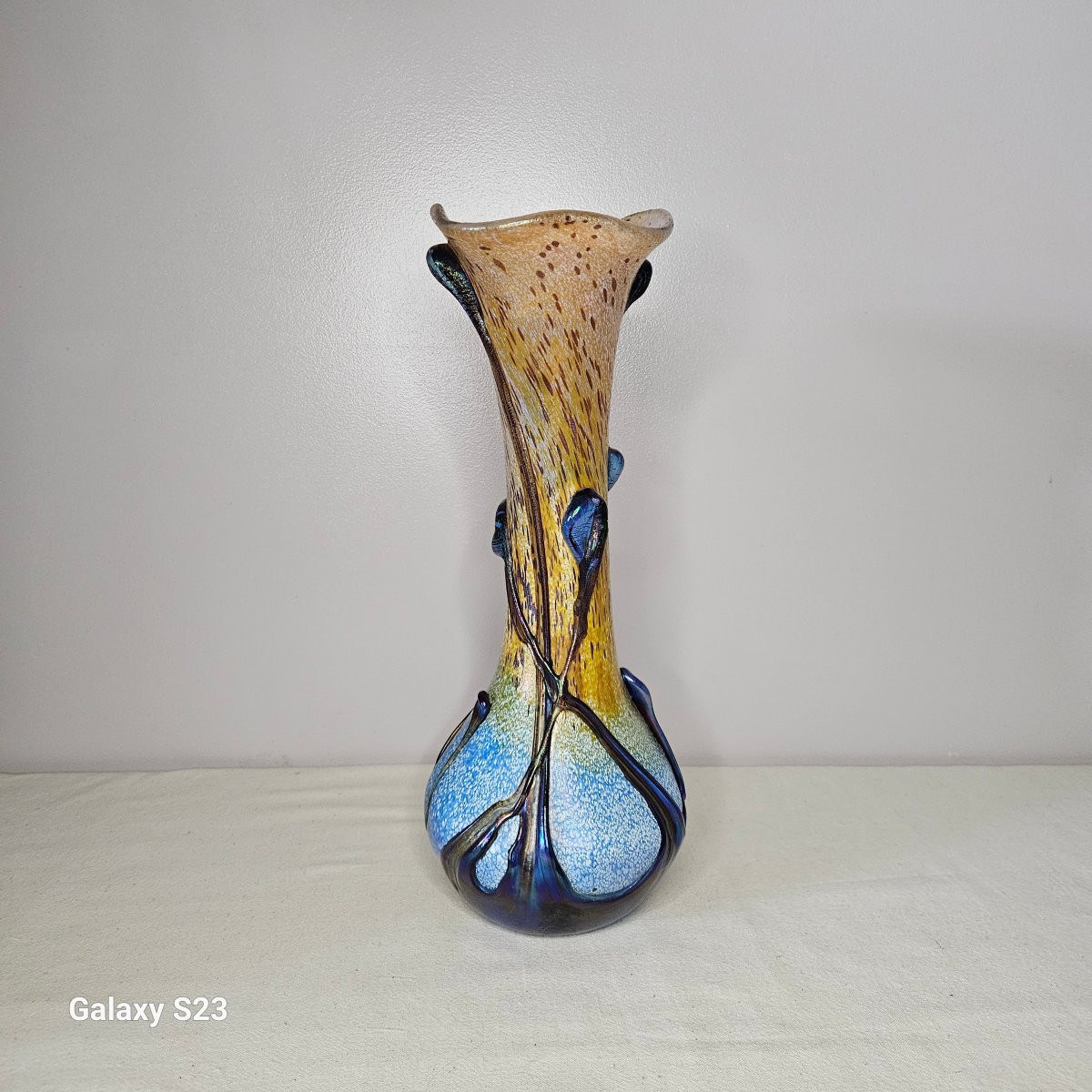 Michèle Luzoro Vase en verre soufflé multicouche avec applications à chaud. Hauteur 38 cm-photo-3