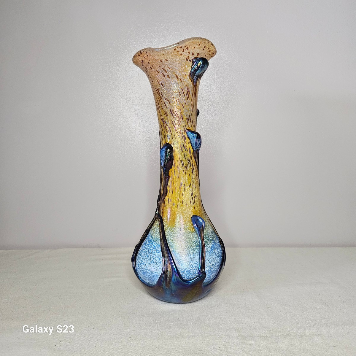 Michèle Luzoro Vase en verre soufflé multicouche avec applications à chaud. Hauteur 38 cm