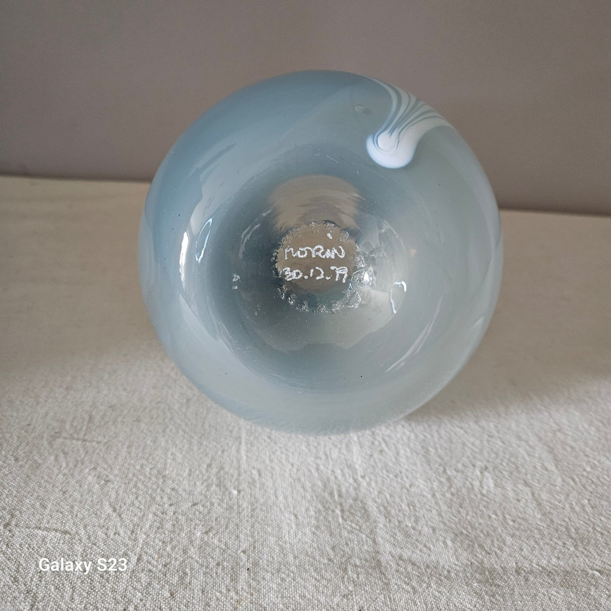 Claude Morin 1979 Vase In Milky Blown Glass In Shades Of Blue To White-photo-2