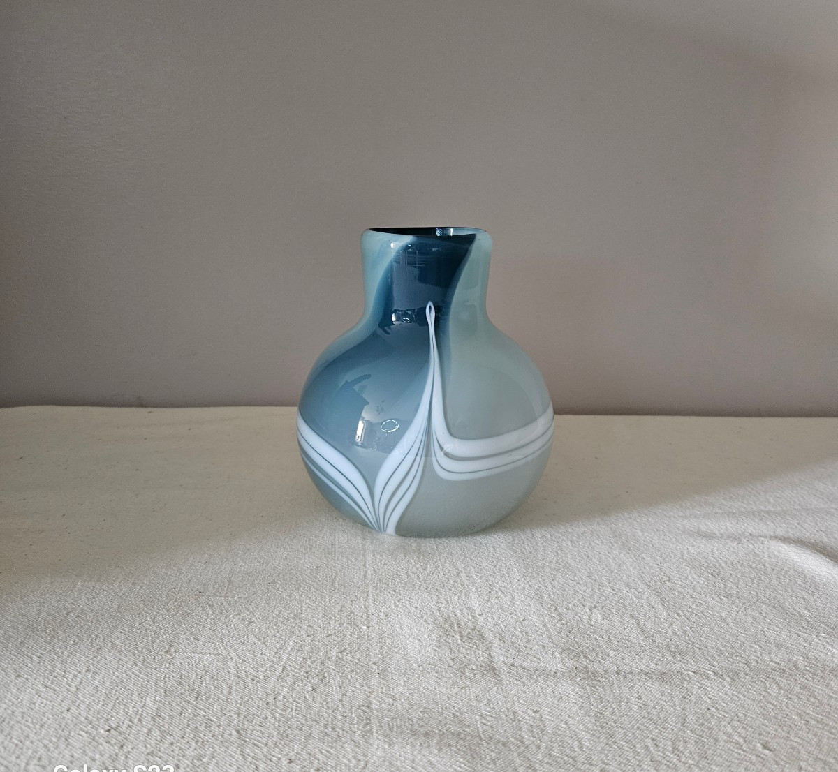 Claude Morin 1979 Vase In Milky Blown Glass In Shades Of Blue To White-photo-3
