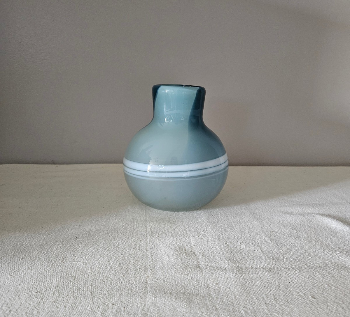Claude Morin 1979 Vase In Milky Blown Glass In Shades Of Blue To White-photo-4