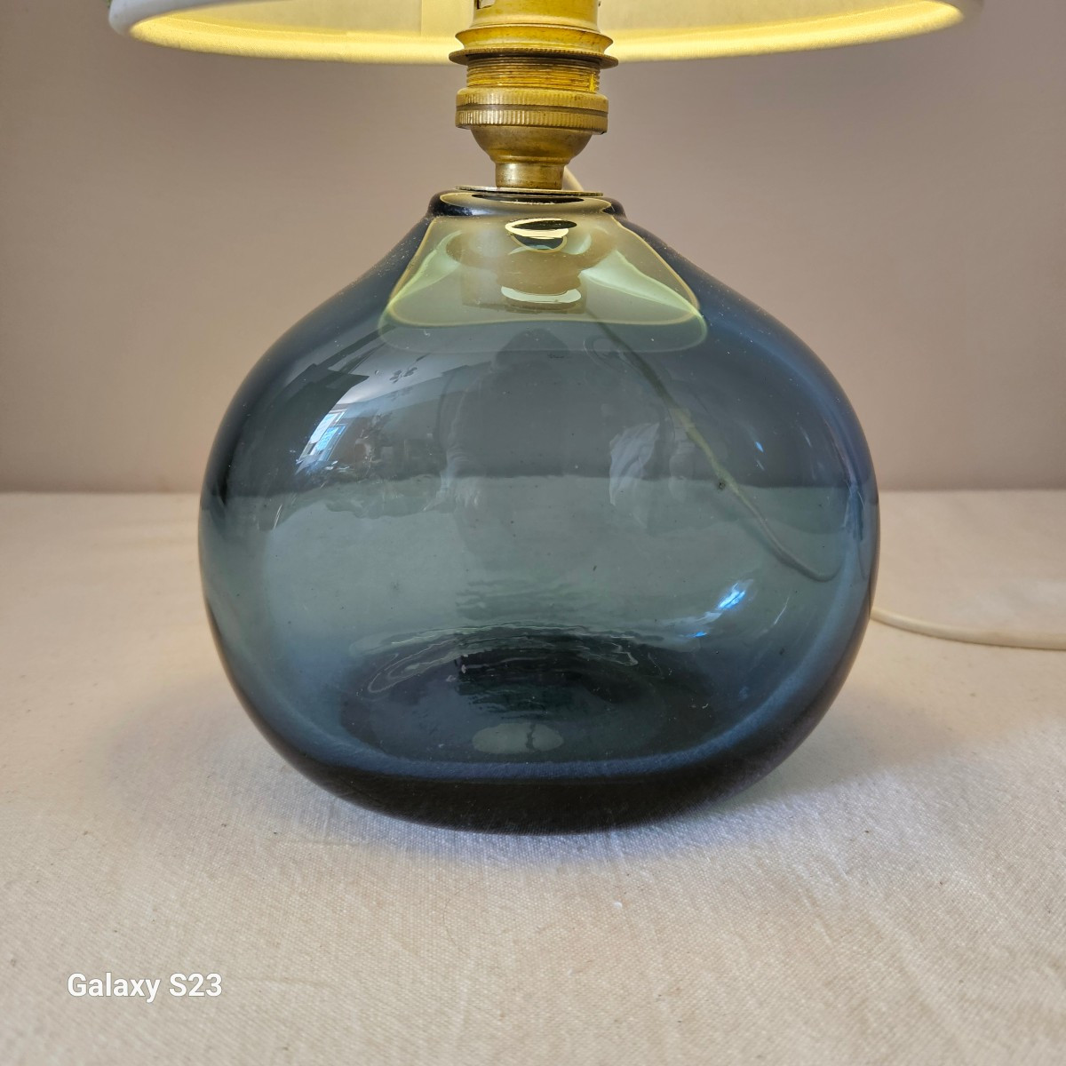 Claude Morin 1978 Pied de lampe en verre translucide bleu à panse aplatie. Hauteur 13.5 cm-photo-2