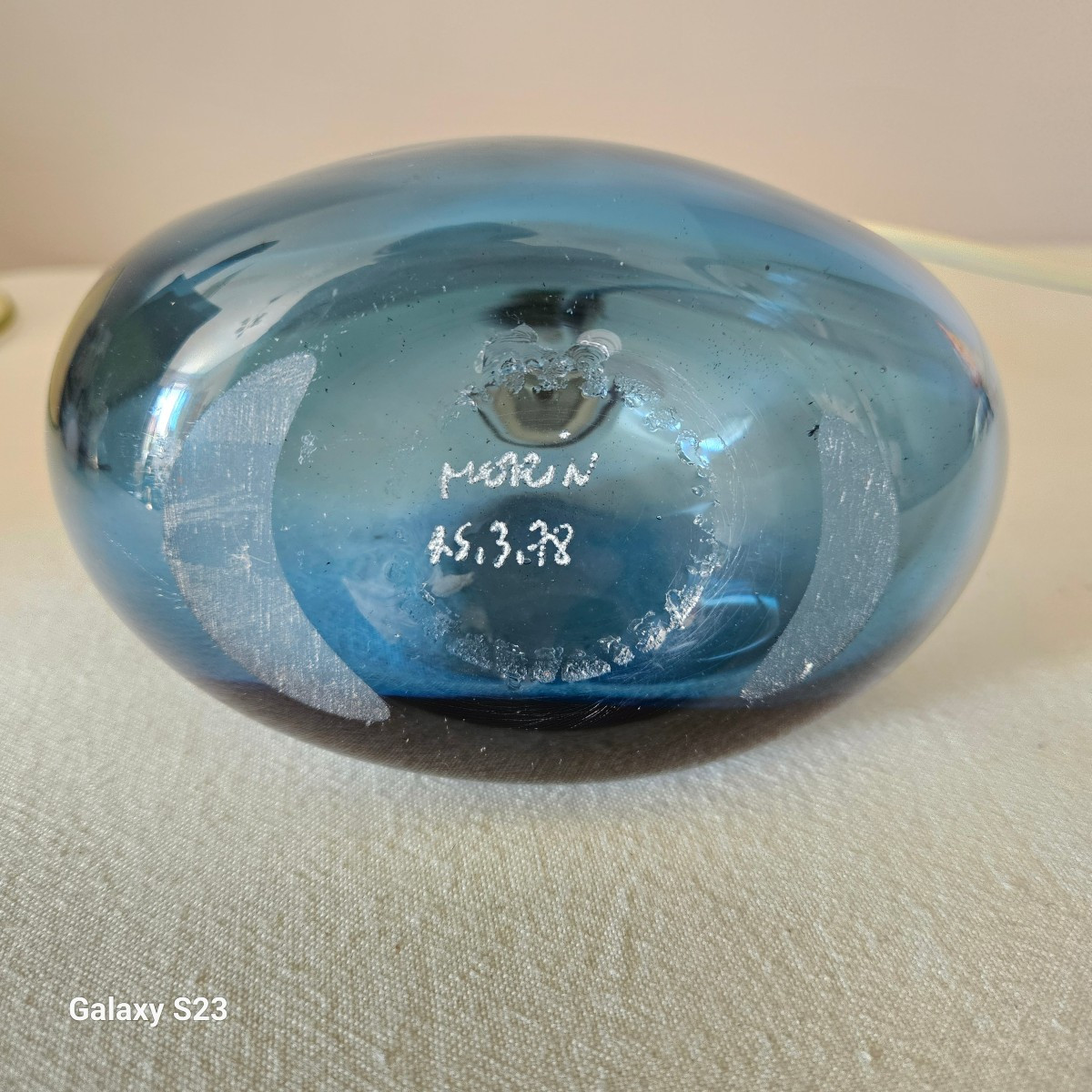 Claude Morin 1978 Pied de lampe en verre translucide bleu à panse aplatie. Hauteur 13.5 cm-photo-3