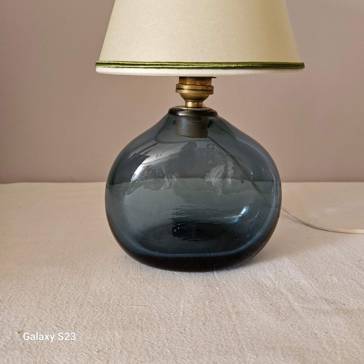Claude Morin 1978 Pied de lampe en verre translucide bleu à panse aplatie. Hauteur 13.5 cm-photo-4