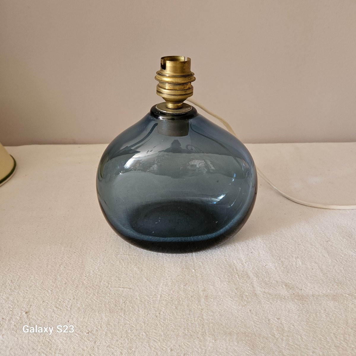 Claude Morin 1978 Pied de lampe en verre translucide bleu à panse aplatie. Hauteur 13.5 cm-photo-1