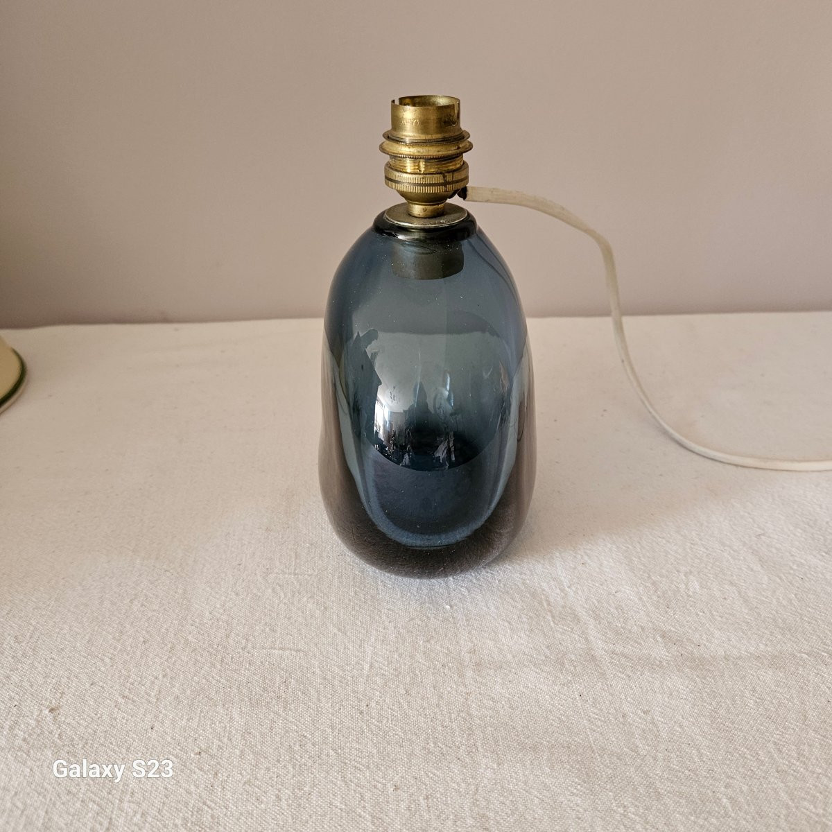 Claude Morin 1978 Pied de lampe en verre translucide bleu à panse aplatie. Hauteur 13.5 cm-photo-2