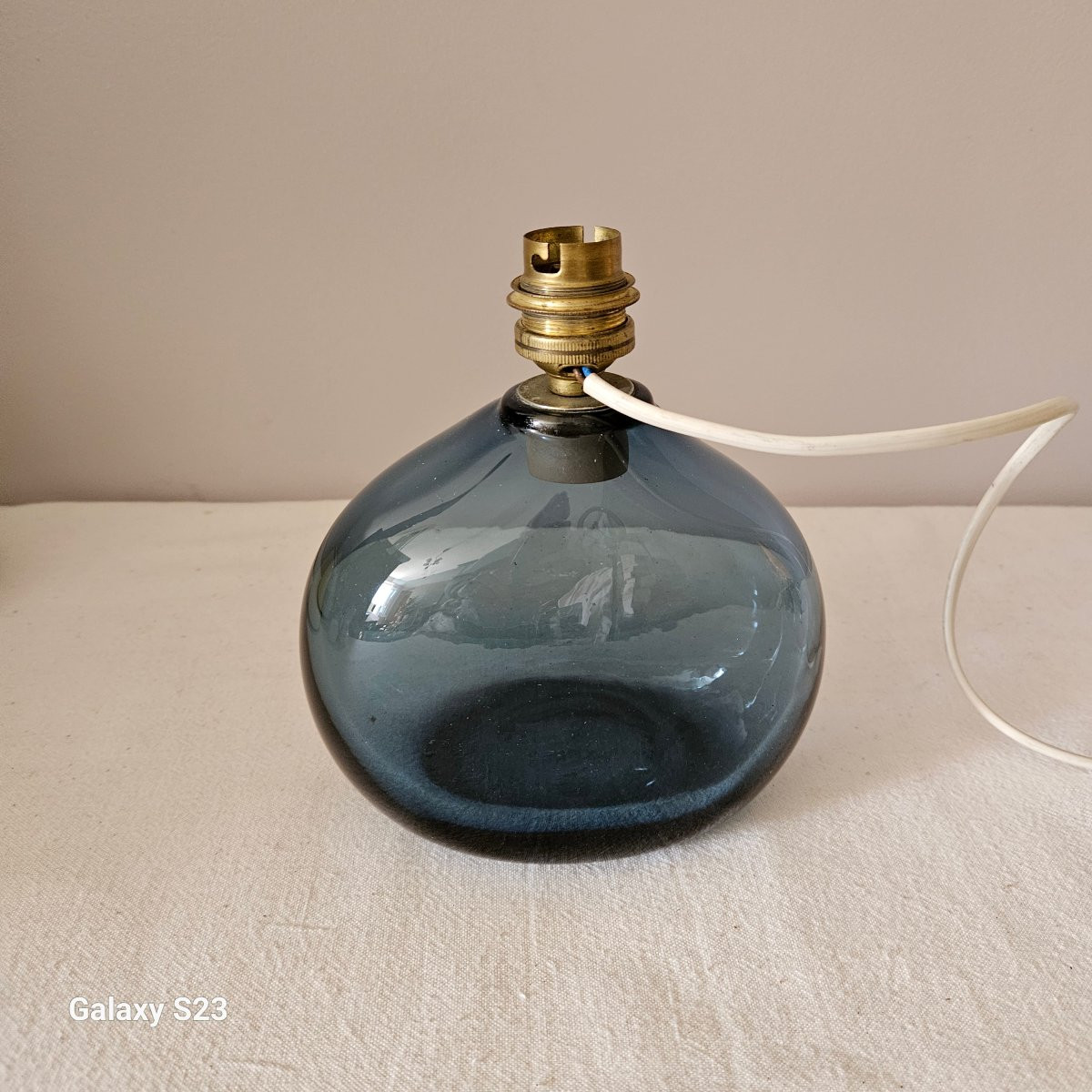 Claude Morin 1978 Pied de lampe en verre translucide bleu à panse aplatie. Hauteur 13.5 cm-photo-3