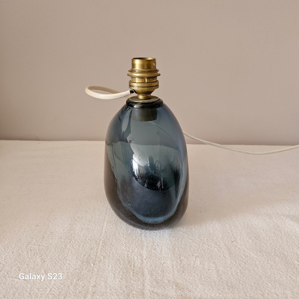 Claude Morin 1978 Pied de lampe en verre translucide bleu à panse aplatie. Hauteur 13.5 cm-photo-4