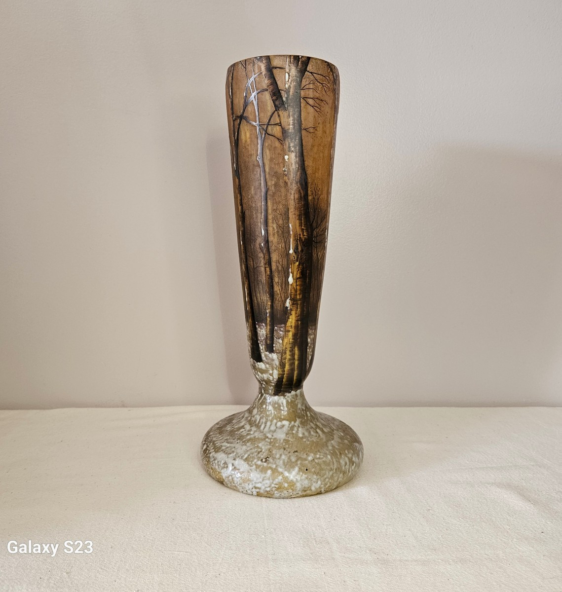 Daum Nancy Vase en verre dégagé à l'acide. Décor de paysage de neige. Hauteur 36 cm
