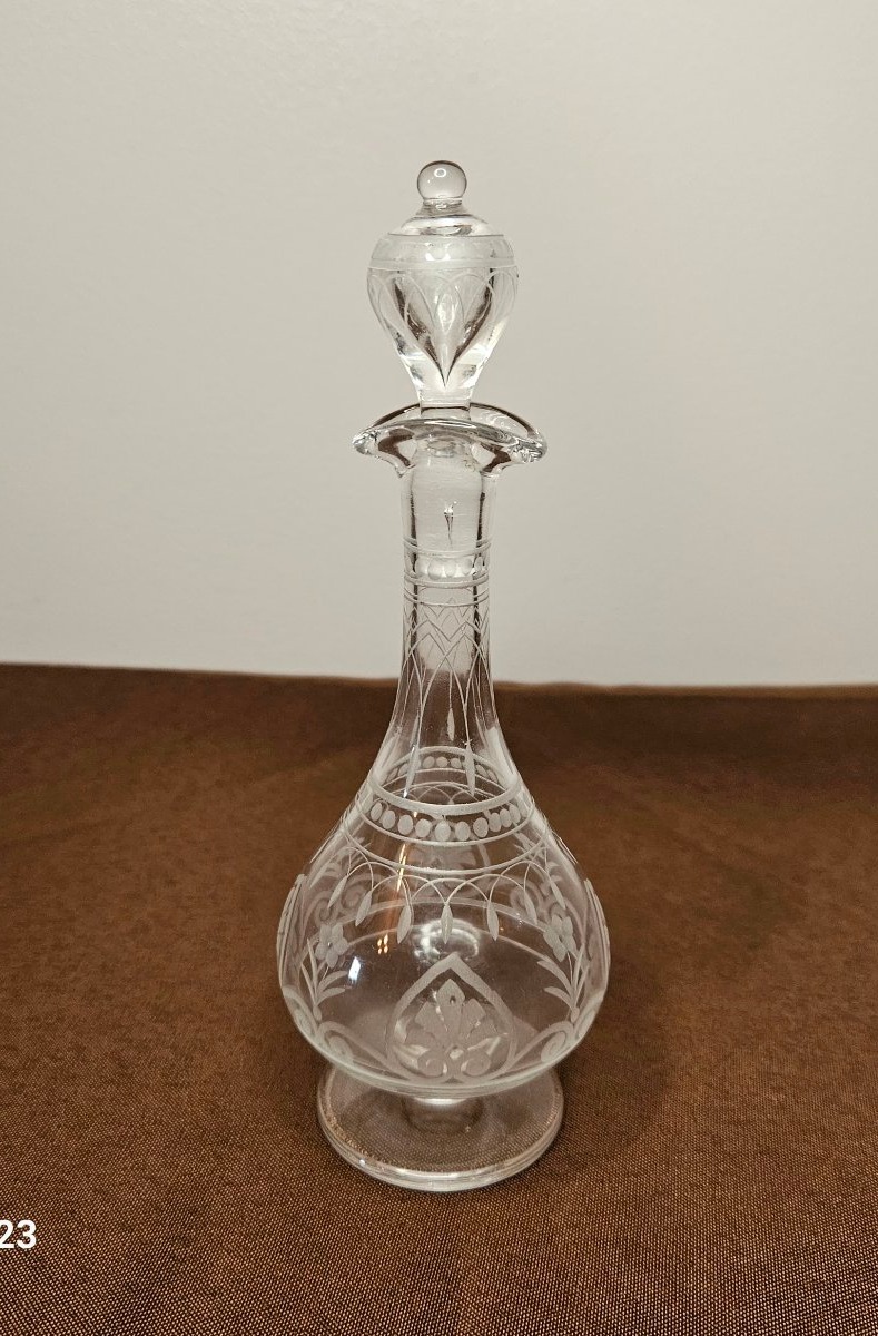 Baccarat Carafon, Burette en cristal gravé.