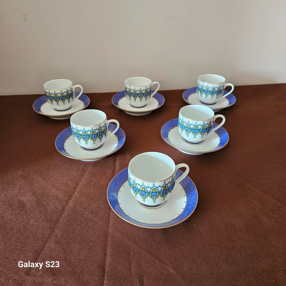 Lalique Modèle Lupins Six tasses à café en porcelaine de Limoges