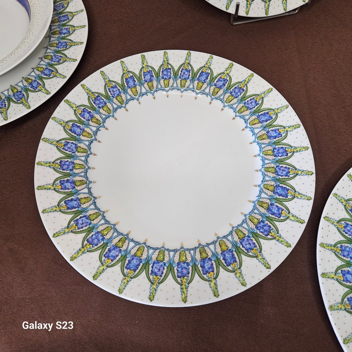 Lalique "lupins" Pattern: 12 Limoges Porcelain Plates, 6 Dinner Plates And 6 Soup Plates-photo-2