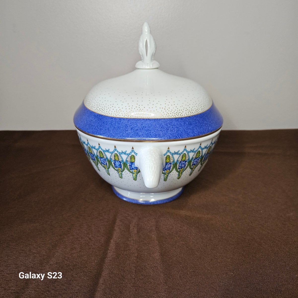 Lalique "lupins" Pattern Vegetable Tureen In Limoges Porcelain-photo-3