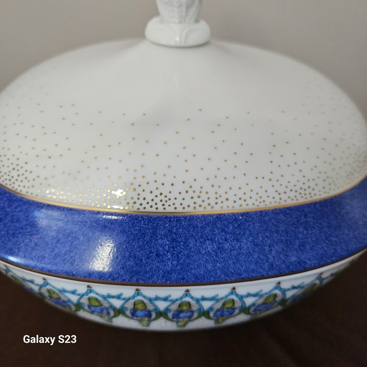 Lalique "lupins" Pattern Vegetable Tureen In Limoges Porcelain-photo-3