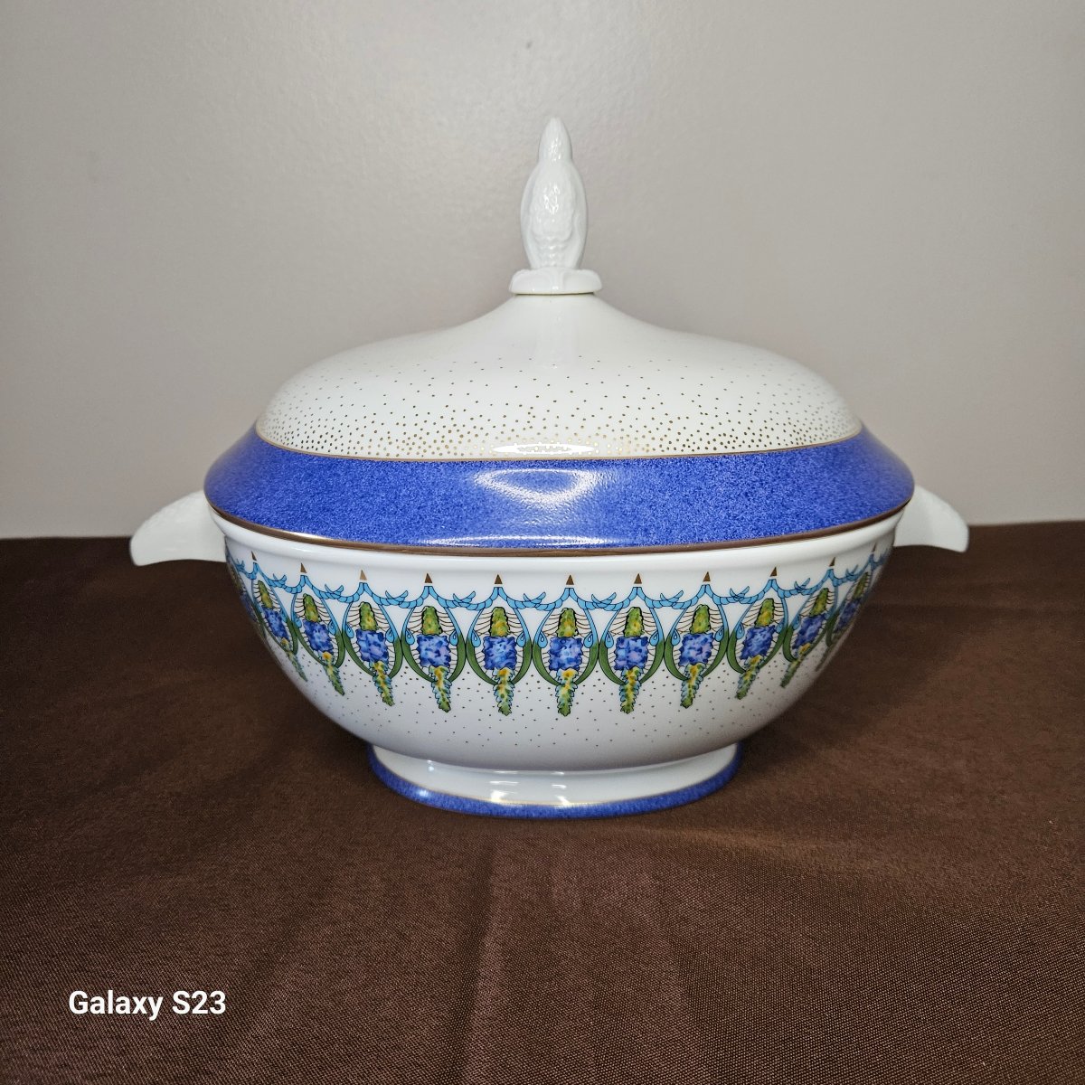 Lalique "lupins" Pattern Vegetable Tureen In Limoges Porcelain