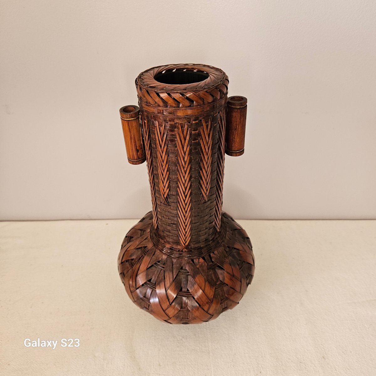 Ancien vase pour l'art ikebana en tressage de bambou intérieur en bois