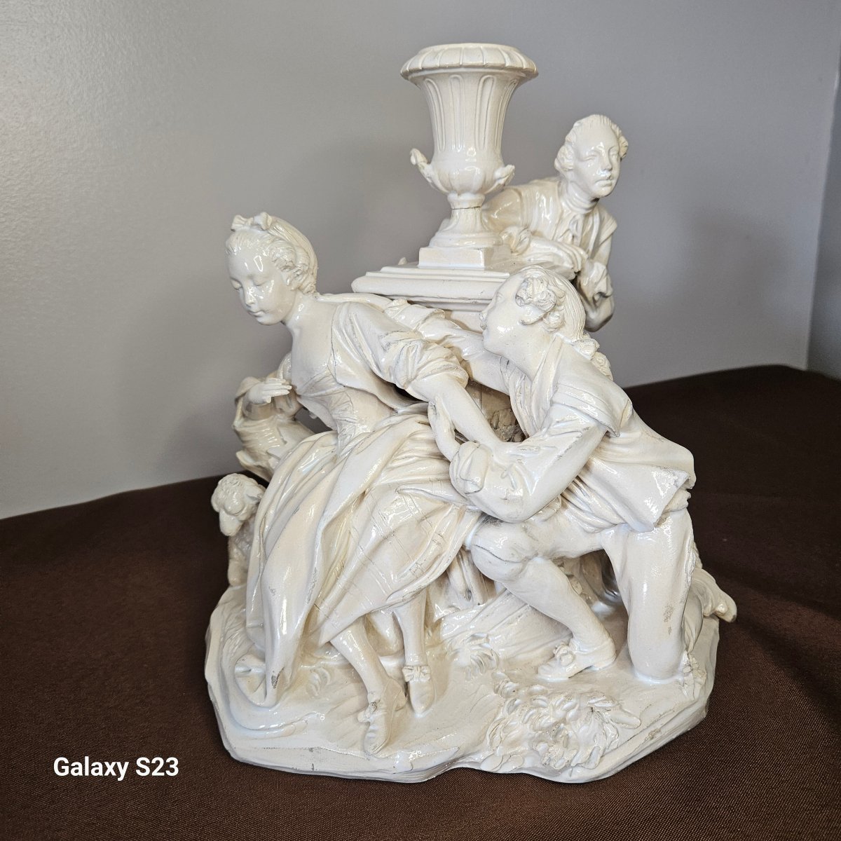 Sculpture, Grand groupe en faïence de Lunéville 18ème siècle. Scène galante pastorale