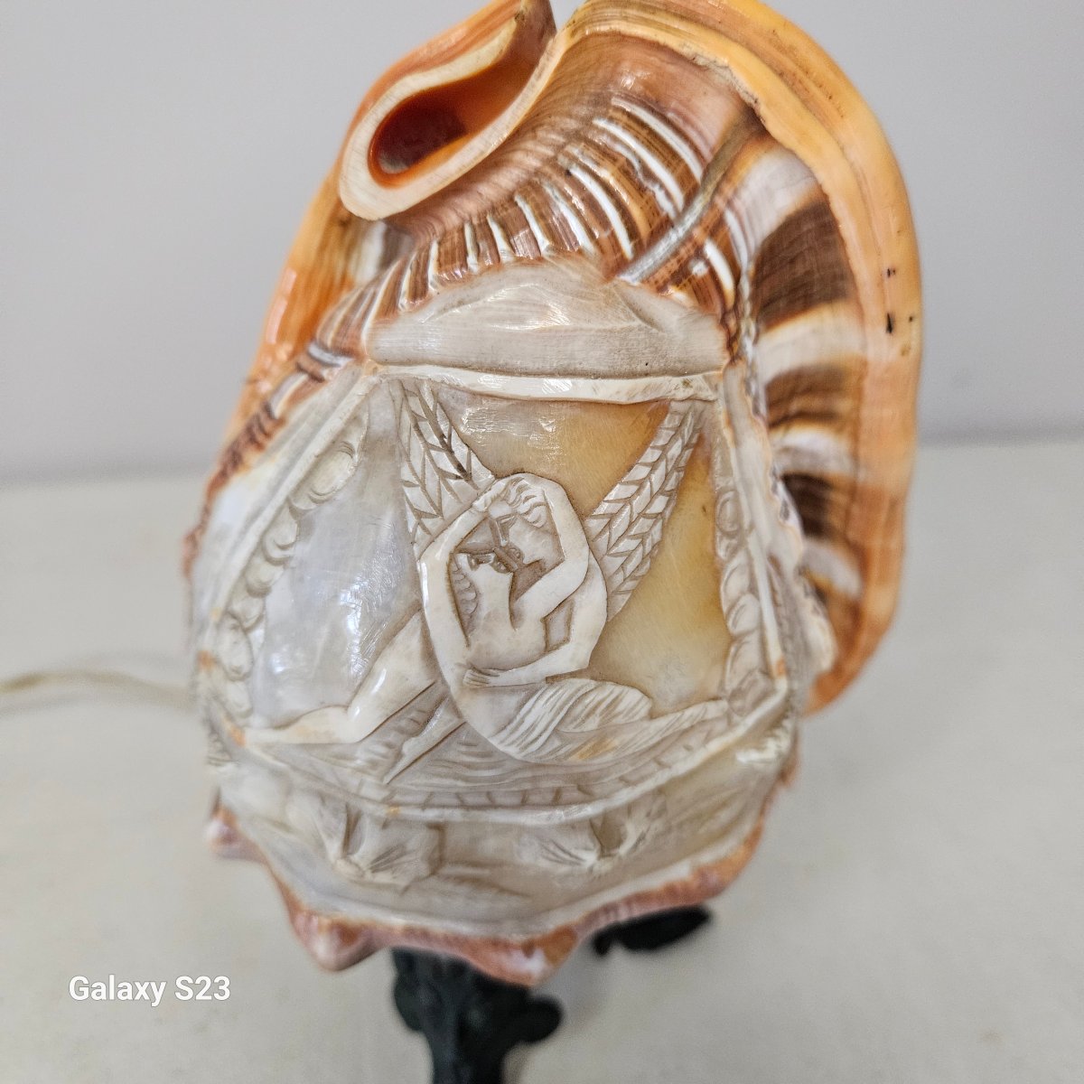 Lampe sculptée dans un coquillage gravé en camée "Le baiser". Début 20ème.-photo-2