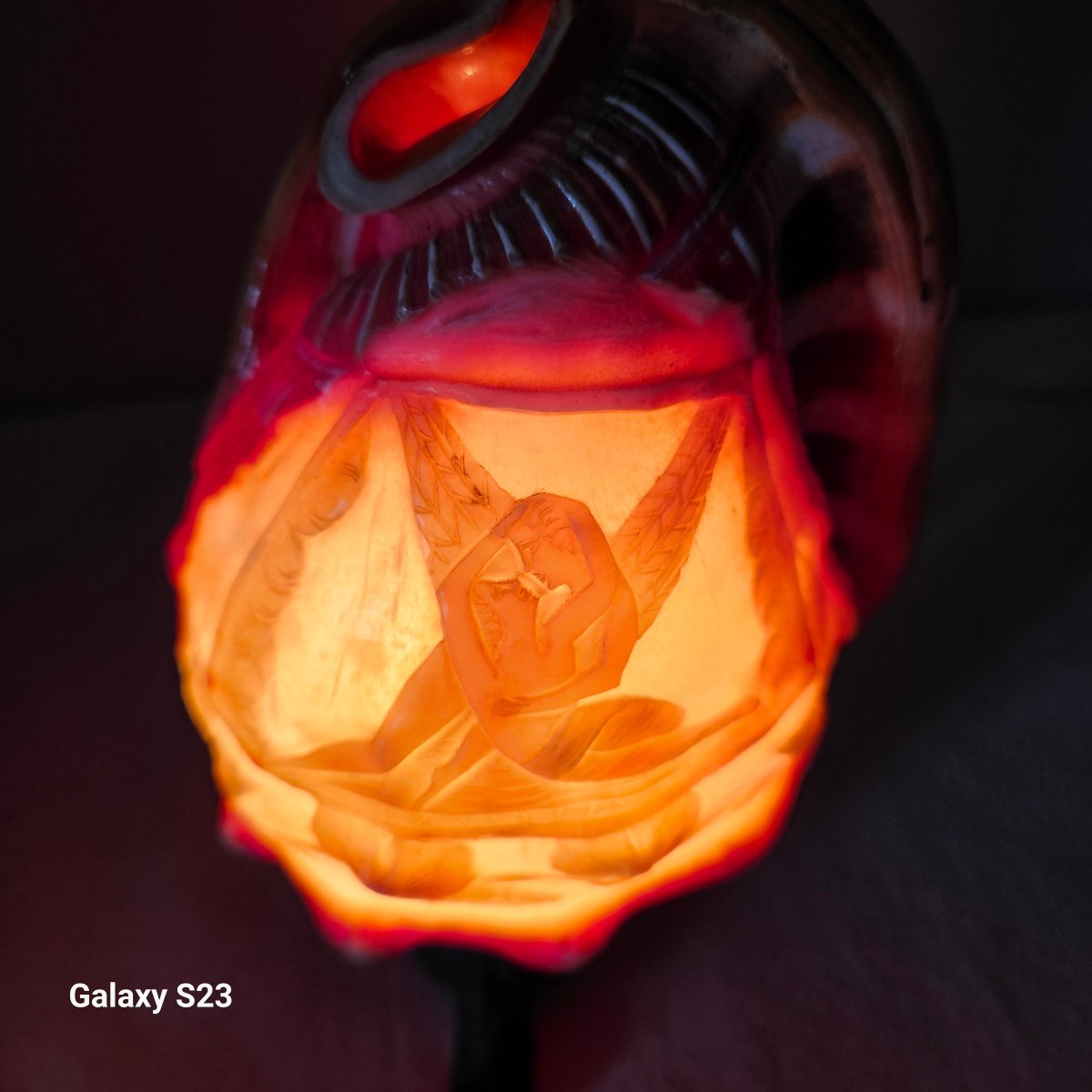 Lampe sculptée dans un coquillage gravé en camée "Le baiser". Début 20ème.-photo-4