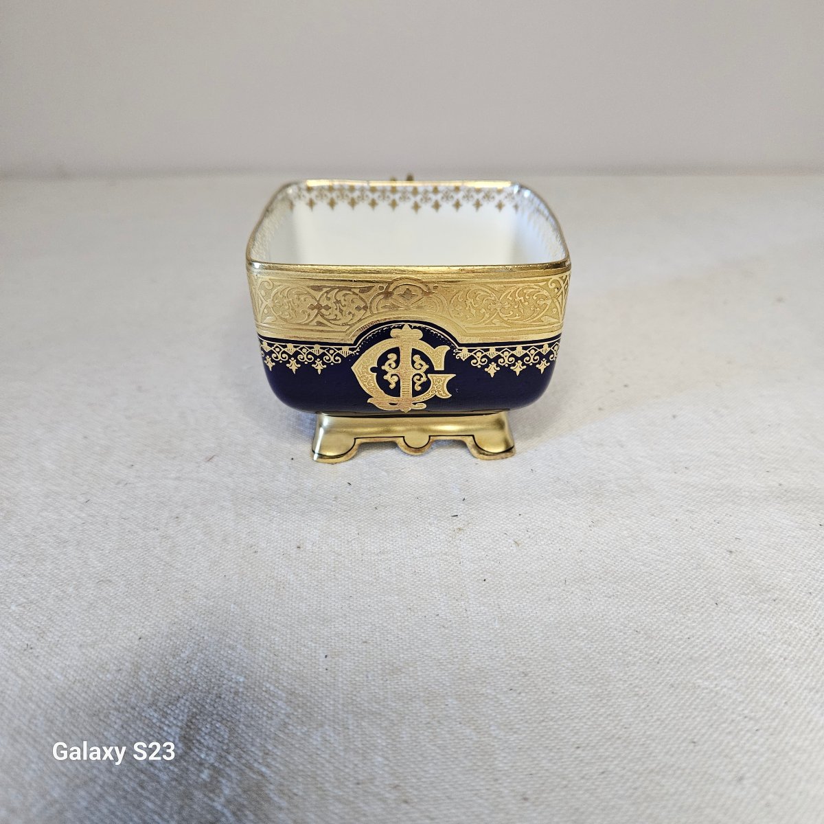 Rare Tasse carrée Jean Pouyat Limoges. Le décor est bleu de four et or-photo-2