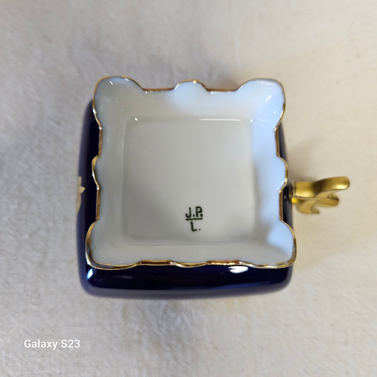 Rare Tasse carrée Jean Pouyat Limoges. Le décor est bleu de four et or-photo-3