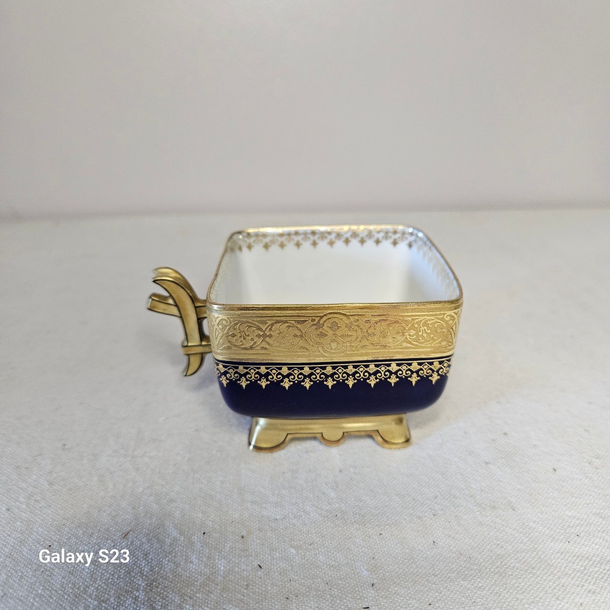 Rare Tasse carrée Jean Pouyat Limoges. Le décor est bleu de four et or-photo-4