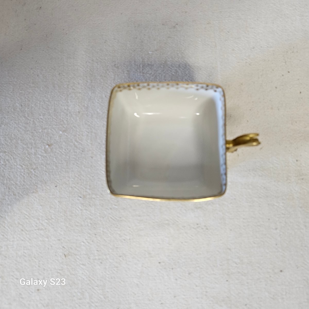 Rare Tasse carrée Jean Pouyat Limoges. Le décor est bleu de four et or-photo-1