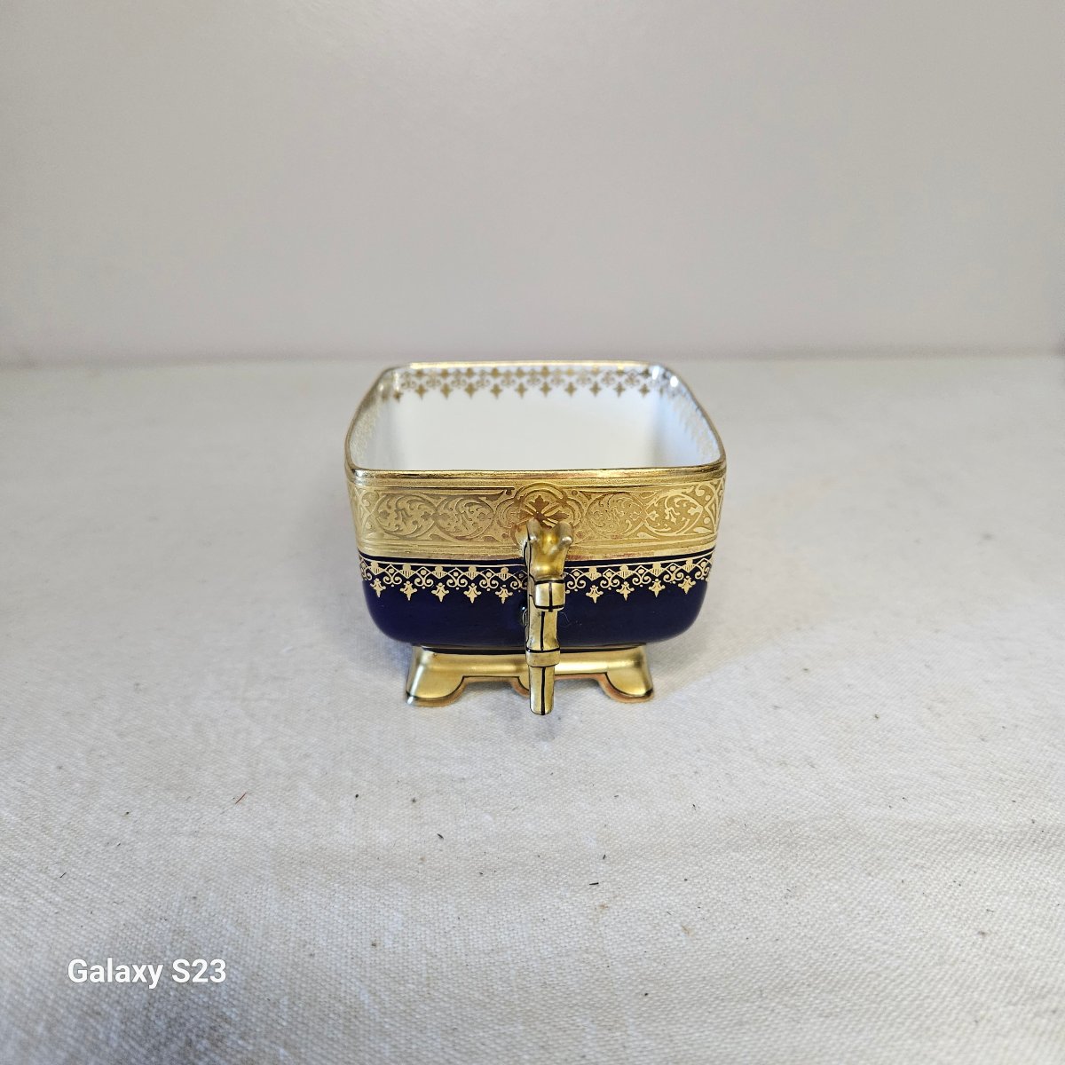 Rare Tasse carrée Jean Pouyat Limoges. Le décor est bleu de four et or-photo-2