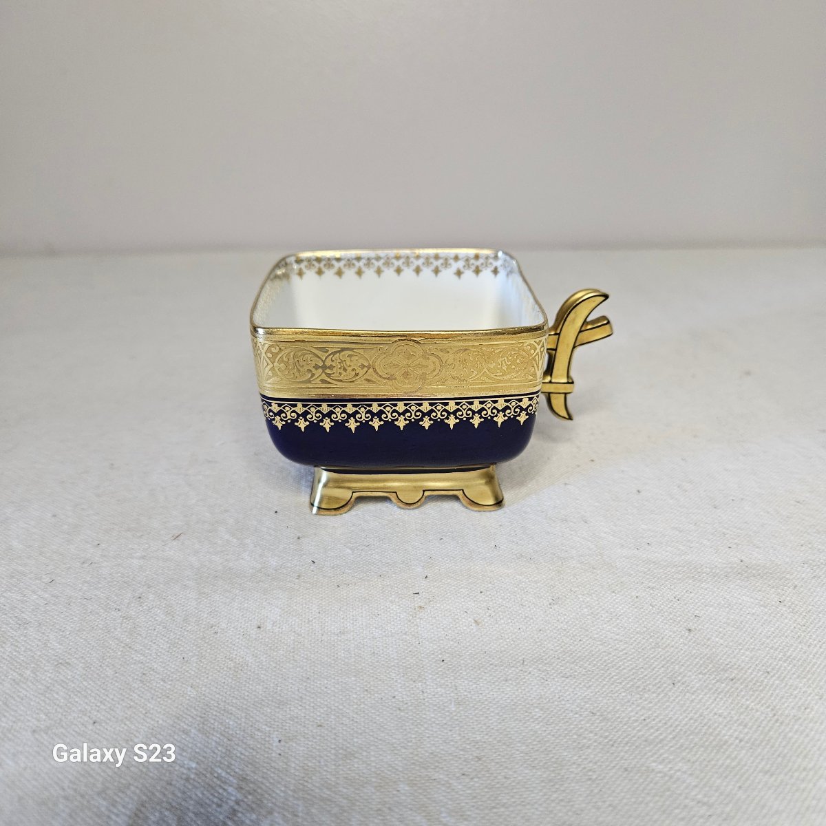 Rare Tasse carrée Jean Pouyat Limoges. Le décor est bleu de four et or