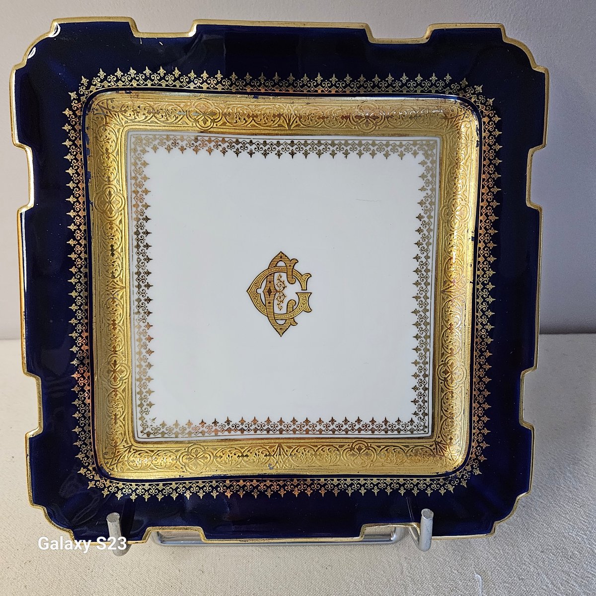 Petit plat carré découpé Jean Pouyat Limoges Décor bleu de four et or