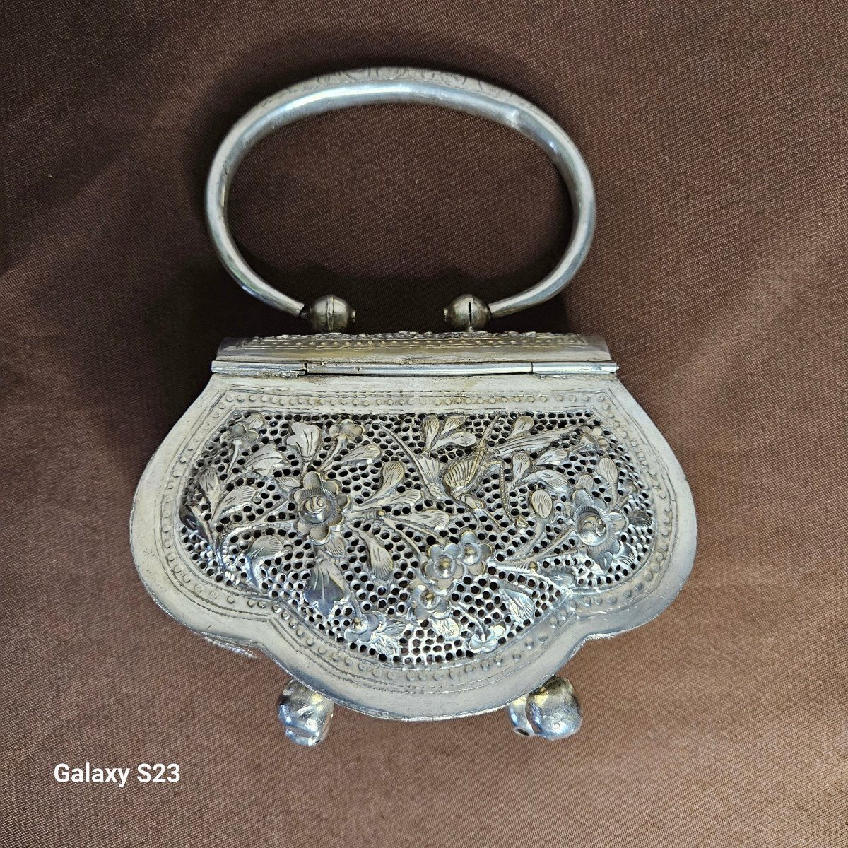 Petit sac à main en métal argenté repercé, ajouré à décor de fleurs et feuillage-photo-2