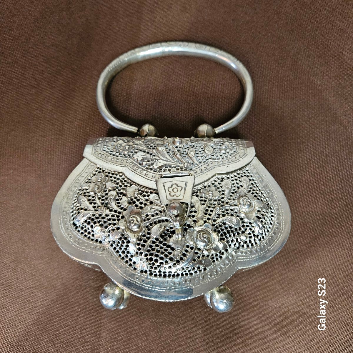 Petit sac à main en métal argenté repercé, ajouré à décor de fleurs et feuillage-photo-1