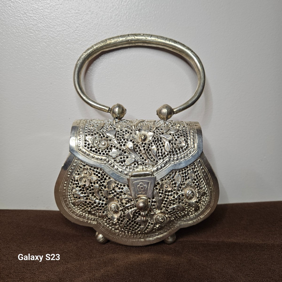 Petit sac à main en métal argenté repercé, ajouré à décor de fleurs et feuillage